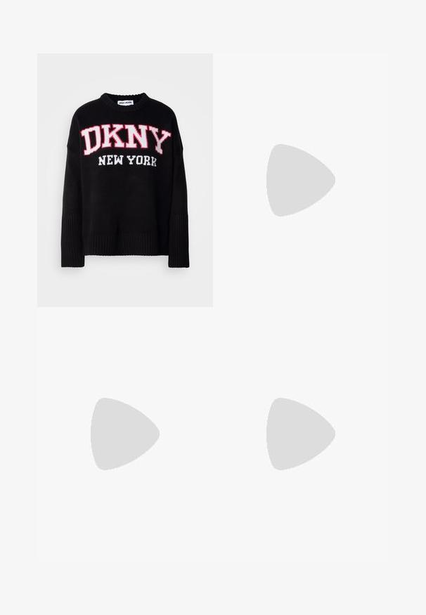 Černý pletený svetr s kulatým výstřihem a žebrovanými manžetami. Výrazné logo "DKNY" v červené a bílé barvě, pod ním nápis "NEW YORK". Jemná textura.; Světle modré rozšířené džíny vyrobené z denimové látky, s vysokým pasem, předními kapsami a surovým lemem na manžetách pro uvolněný vzhled.; Černý špičatý slingback s nízkým podpatkem, vyrobený z hladké kůže, s výřezem na boku pro lepší prodyšnost.; Černá kožená kabelka přes rameno s jemnou texturou, trojúhelníkovým tvarem a nastavitelným popruhem, v kombinaci se světle modrou pruhovanou košilí a bílými kalhotami.