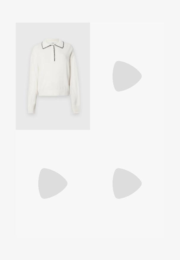 Witte gebreide trui met een zwart afgewerkte kraag, voorzien van een button placket en geribde manchetten en zoom voor een fitted look.; Lichtblauwe flared jeans met een gestippeld patroon van witte en zilveren studs, voorzien van een standaard tailleband en een sluiting met voorknop.; Zwarte leren schoenen met brogue-details, voorzien van twee gespsluitingen, een ronde neus en een lage hak. Glad oppervlak met een glanzende afwerking.; Bordeaux leren handtas met een gebogen vorm, een gouden cirkelvormige hardware accent en een enkele schouderband. Zachte textuur, minimalistisch ontwerp.