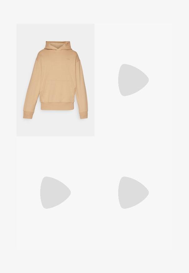 Sudadera con capucha beige hecha de una tela suave, que cuenta con un bolsillo frontal y puños acanalados, con un pequeño logo en la parte izquierda del pecho.; Pantalones cargo negros hechos de tejido resistente, con bolsillos laterales, cierre de botón y un diseño ajustado. Textura suave con detalles mínimos.; Zapatilla negra con parte superior sintética suave, puntera redonda, cordones planos y suela de goma estriada. Diseño minimalista, con acentos cosidos.; Gafas de sol rectangulares verdes con lentes oscuros sólidos, gruesas monturas transparentes y un ligero acabado brillante. Detalles en las patillas.