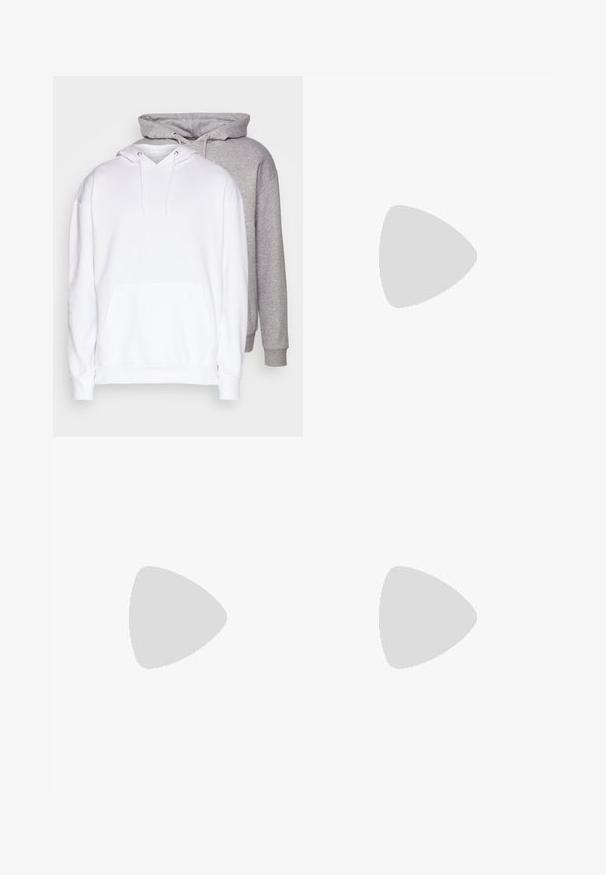 Twee hoodie sweaters: één in het wit met een voorzak, één in het grijs, beide met trekkoorden en ribgebreide manchetten. Zacht katoenmix materiaal.; Witte katoenen t-shirt met korte mouwen, ronde hals, relaxte pasvorm en zonder zichtbare logo's of patronen. Gladde textuur en minimalistisch ontwerp.; Hoge taille, losvallende jeans van vervaagd zwart denim. Beschikt over vijf zakken, riemlussen en een schone, rechte broekspijp ontwerp.; Grijze en witte sneaker met een bovenwerk van suede en leer, ronde neus, platte veters en een rubberen zool met een gumaccent.