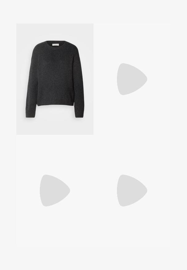 Marc O'Polo LONGSLEEVE ROUNDNECK - Strickpullover - deep grey melange; Weisse, maßgeschneiderte Hosen mit geradem Bein, die über einen Knopfverschluss, Gürtelschlaufen und Seitentaschen verfügen; glatte Stoffoberfläche.; Blassrosa Slingback-Ballerinas mit spitzem Punkt, aus einem glatten, lederähnlichen Material. Mit Ausschnitten an den Seiten und einem flachen Absatz.; Weiße Lederhandtasche mit strukturiertem Design, ausgestattet mit einem Magnetverschluss und einem Schulterriemen, präsentiert vor einem neutralen Hintergrund.