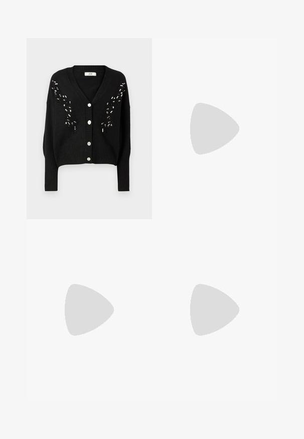 JDY JDYBRIDGET V NECK BLING  - Vesta na kopčanje - black; Crne traperice s raširenim nogavicama i srednjim strukom, izrađene od glatkog materijala. Imaju pet džepova i vidljive detalje šivanja.; Crne kožne platforme s loafer stilom, zaobljenog vrha i širokom trakicom preko gornjeg dijela. Imaju masivan, kvadratni potplat i glatku teksturu.; Srebrne okrugle naušnice s minimalističkim dizajnom. Kružni oblik, glatka tekstura i tanak profil. Lagane s poliranim završetkom.