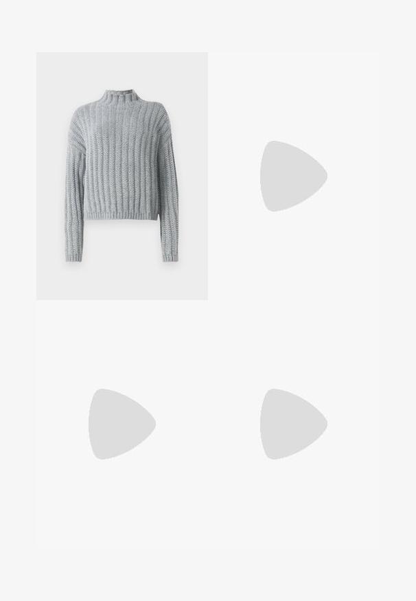 Lichtgrijze chunky gebreide trui met geribd patroon, hoge hals, lange mouwen en een iets cropped pasvorm.; Zwarte op maat gemaakte broek met een recht model, voorzien van een soepele textuur en scherpe plooien aan de voorkant. Geen zichtbare hardware.; Beige blockhak sandalen met dunne bandjes en een vierkante neus. Glad materiaal met minimale details, ontworpen voor eenvoudig dragen.; Zwarte leren handtas met een gestructureerd ontwerp, featuring een verkorte vorm, bovenhandvat en gouden hardwareaccent. Inclusief verstelbare schouderband.