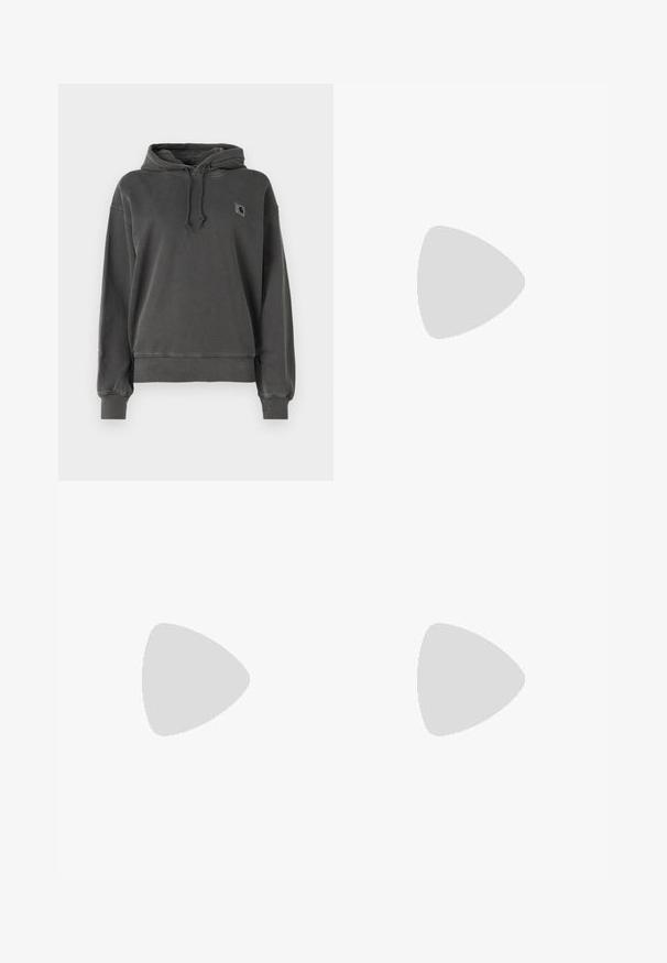 Carhartt WIP HOODED NELSON - Sweatshirt - graphite; Cremefarvede sweatpants med en afslappet pasform, der har mørkebrune sidelister og et broderet logo på venstre lår.; Sorte sneakers med en overdel i ruskind og syntetisk materiale, med tre hvide striber, struktureret gummisål og en blå logoetiket på tungen.; Hvid faux lædertaske med en samlet design, snørrelukning og glat tekstur. Buccet form med bløde folder og minimal hardware.