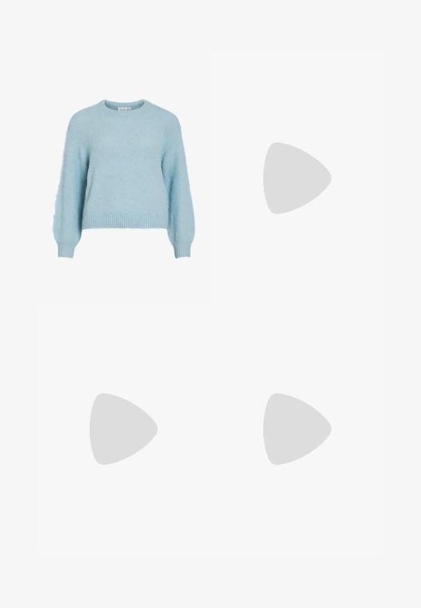 Světlomodrý svetr z měkké, chlupaté látky. Má kulatý výstřih, dlouhé rukávy a žebrovaný lem a manžety.; Černé kalhoty s širokými nohavicemi z denimu, s vysokým pasem, pěti kapsami, zapínáním na přední knoflíky a minimálními šicimi detaily.; Burgundské lakové baleríny s kulatou špičkou, malou mašlí vpředu a nízkou černou gumovou podrážkou. Hladký povrch.; Bílá obdélníková psaníčko vyrobené z lesklého materiálu, se stříbrným řetízkovým popruhem. Modelka pózuje a předvádí tašku na jednobarevném pozadí.