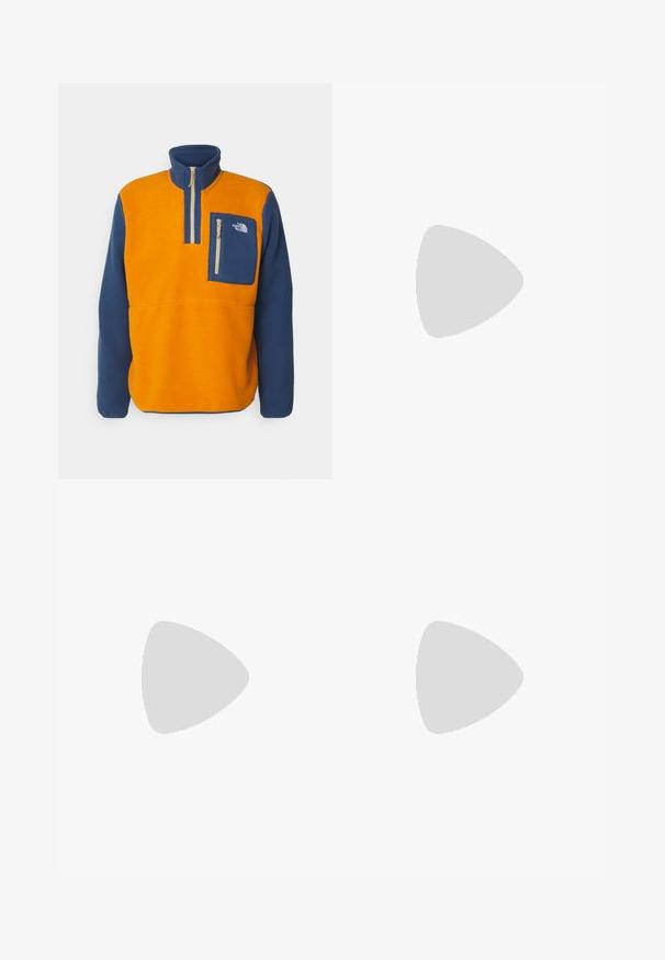 The North Face M YUMIORI 1/4 ZIP - Flisinis džemperis - desert rust/shady blue; Trys balti, dryžuoti marškiniai be rankovių, pagaminti iš medvilnės. Yra apvalus kaklas ir maži juodi etiketės netoli siūlės. Siūlomi įvairių dydžių.; Žalios, lengvos kelnės pagamintos iš tekstūruotos medžiagos. Savybės: elastinga liemenė su raišteliu, užtrauktuku užsegamos šoninės kišenės ir kulkšnies užtrauktukai.; Pilkas sportinis batas su tinklu ir zomšos viršutine dalimi, baltomis detalėmis, paminkštintu padu ir išskirtiniu dizainu su atspindinčiais elementais.