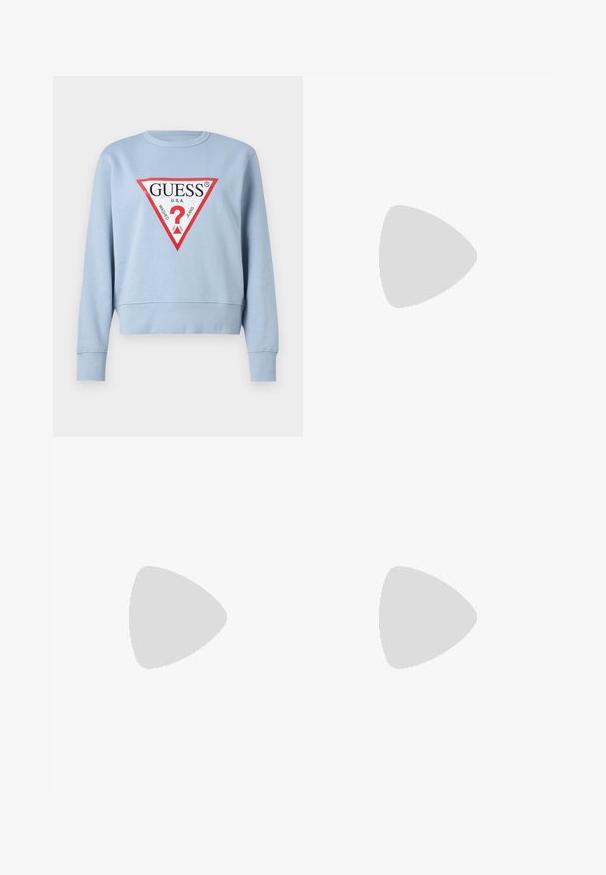 Felpa azzurra realizzata in cotone, presenta una grafica di un audace triangolo rosso con il logo "GUESS" e un punto interrogativo, design cropped con polsini a costine.; Jeans in denim azzurro chiaro con vita alta, taglio a gamba larga, due tasche laterali e design plissettato. Texture morbida con una finitura sbiadita.; Scarpa slingback nera con punta affilata e tacco basso, realizzata in pelle liscia e con un design a taglio laterale per favorire la traspirabilità.; Borsa a tracolla in finta pelle beige con texture liscia, doppi manici, hardware dorato, targhetta con logo e un'etichetta attaccata.