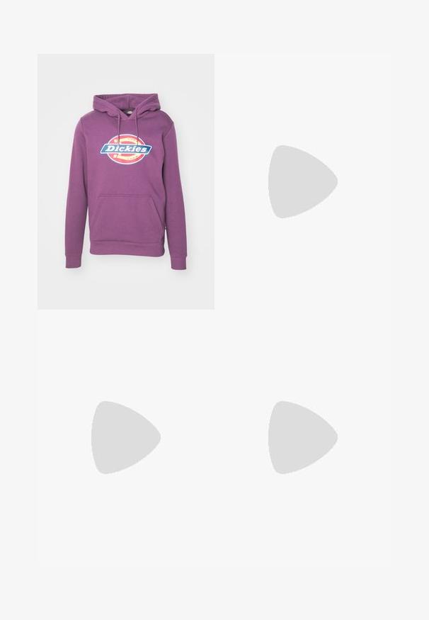 Felpa viola con tasca frontale, cappuccio con cordini e un grande logo "Dickies" blu e rosso sul petto. Tessuto morbido e texture.; Jeans in denim verde e marrone con design a gamba dritta, dotati di chiusura frontale con bottone, cinque tasche e finitura sbiadita.; Scarpa sportiva grigia con tomaia in mesh e suede, dettagli bianchi, suola ammortizzata e un design distintivo con elementi riflettenti.; Cinque anelli d'argento: uno con un dettaglio circolare nero, uno con un motivo geometrico bianco e nero, e altri con diverse forme e finiture.