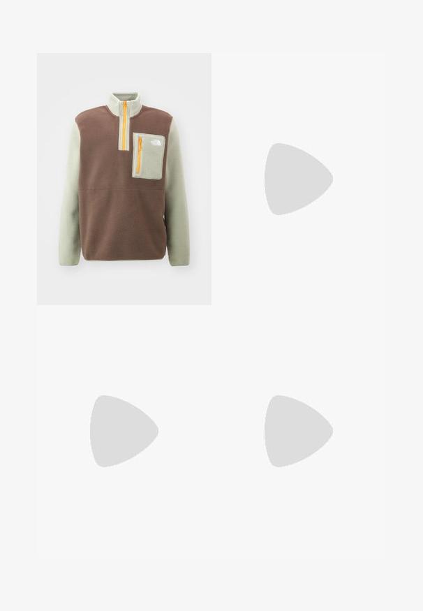 The North Face M YUMIORI 1/4 ZIP - Fleecetröja - smokey brown/clay grey/summit gold; Vit bomullströja med korta ärmar, med en bröstficka som har en färggrafik av berg och texten "THE NORTH FACE."; Svarta, elastiska sweatpants med lös passform, mudd vid anklarna, slät textur och utan synliga mönster eller detaljer i metall.; Nike träningsskor i beige och krämfärgad läder, med en svart swoosh, vita snören, ett kardborreband och en texturerad gummisula.