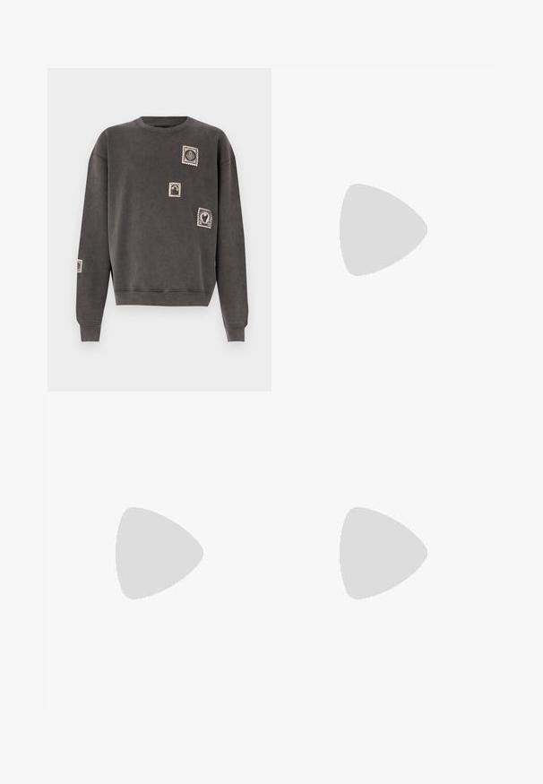 Sweatshirt gris en mélange de coton, avec un col rond, des manches longues et des appliqués décoratifs de timbres postaux brodés.; Filippa K TERRY CROPPED TROUSERS - Pantalon classique - sage melange; Baskets en cuir blanc avec une finition lisse, bout arrondi, lacets plats et semelle texturée. Présente un logo discret sur le talon.; Lunettes de soleil noires rondes avec verres sombres et branches en métal fines. Comprend des embouts transparents et des accents argentés au niveau de la charnière. Design minimaliste.