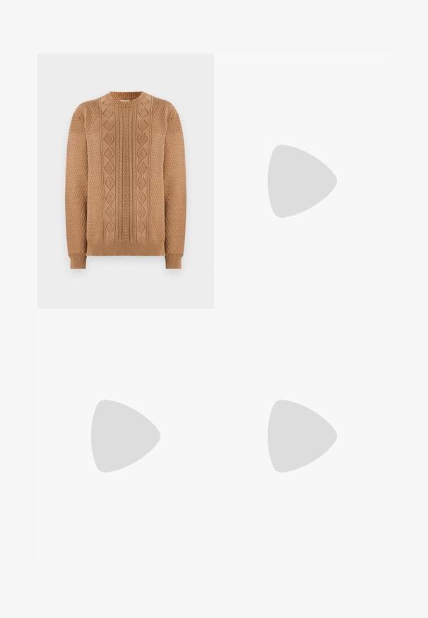 Sweter dziany w jasnobrązowym kolorze z teksturowanymi wzorami, z okrągłym dekoltem i mankietami wykończonymi ściągaczem. Na przodzie znajdują się wzory w romby i w warkocze.; Wąskie dżinsy w wyblakłym szarym denimu, z przetarciami na kolanach, zestawione z białymi trampkami. Gładka faktura, fason dopasowany.; Białe skórzane sneakersy z perforacjami, okrągłym noskiem, płaską podeszwą i grubymi sznurówkami, z widocznym logo swoosh i napisem „AIR” na pięcie.; Srebrny zegarek na stalowej bransolecie z niebieską tarczą, metalowymi indeksami godzinowymi oraz okienkiem daty na godzinie 3. Wodoodporny do 50 metrów.