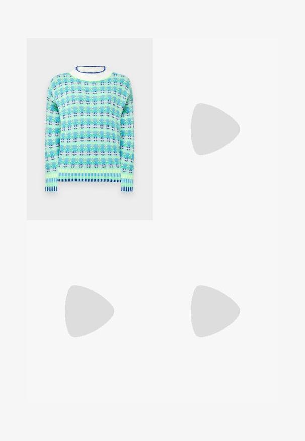 Πλεκτό πουλόβερ σε ανοιχτό μπλε και πράσινο με λουλουδένια σχέδια, με ριμπ λευκή γιακά και γαλάζιο ριγέ τελείωμα. Μαλακή υφή.; Πλεκτή φούστα σε ανοιχτό μπεζ χρώμα με κάθετη ραβδωτή υφή, μήκους μέχρι το γόνατο με ελαστική ζώνη και ίσιο κόψιμο.; Καφέ σουέντ μπότα αστραγάλου με πλατφόρμα, στρογγυλή μύτη και ραφές ως διακοσμητικά στοιχεία; διαθέτει και κωδικό στο πίσω μέρος για εύκολη φόρεση.; Καφέ δερμάτινη τσάντα ώμου με υφή, καμπυλωτό σχήμα, χρυσές λεπτομέρειες, ρυθμιζόμενο λουρί και κλείσιμο με καπάκι.