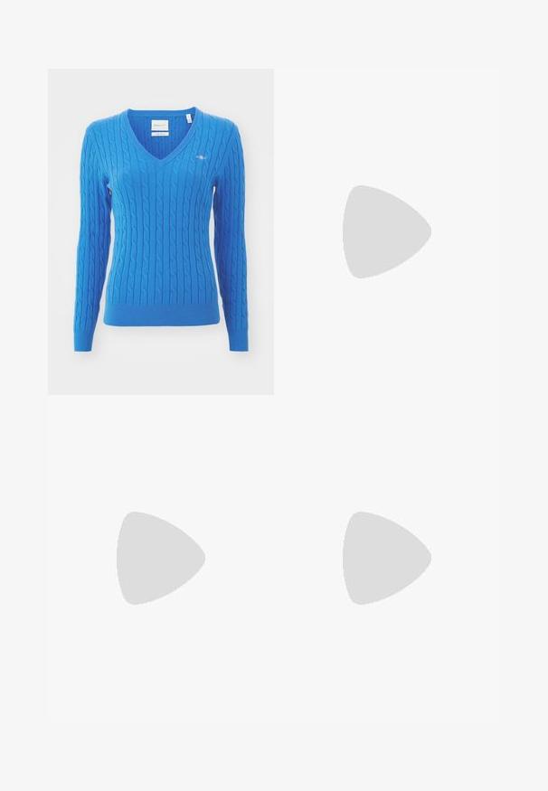 Suéter azul de punto trenzado en forma de V que presenta mangas largas y puños acanalados. El material parece suave con un acabado texturizado. Pequeño logo en el pecho.; Pantalones blancos, ajustados, con un diseño de pierna recta, que cuentan con un cierre de botón, lazos para cinturón y bolsillos laterales; textura de tela suave.; Bailarinas de punta afilada en cuero crema con parte superior transparente adornada con cristales. Suela suave para mayor comodidad, diseño minimalista.; Bolso de mano de cuero blanco con un diseño estructurado, que presenta un cierre magnético y una correa para el hombro, exhibido sobre un fondo neutro.