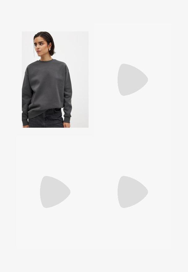 NA-KD Sportinis megztinis - dark grey; Deniminės džinsai vidutinio mėlynumo atspalviu, su aukštu liemeniu, plačiais kojų kirpimais ir standartiniu penkių kišenių dizainu, pasižyminčiu matomais siuvimo detalėmis.; Tamsiai mėlynas sportinis batelis su tekstūruotu audiniu viršuje, baltu platformos padu, apvaliu pirštu ir juodu kulno akcentu.š. Yra šešios skylės raišteliams.; Juodas odinis tote krepšys su lygia tekstūra, stačiakampio formos ir dviem ilgais rankenomis. Matomų metalinių detalių ar puošybos nėra.