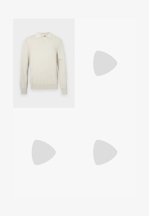 Polo de manga longa em tom creme, feito de um tecido de malha macia. Apresenta um colarinho clássico, dois botões e punhos e barra canelados. Logo discreto no peito.; Calças pretas sob medida com um corte reto, feitas de um tecido suave. Apresentam passadores de cinto e um detalhe de pregas na parte da frente.; Ténis brancos em pele com acabamento suave, biqueira arredondada, atacadores planos e sola texturizada. Acento em camurça cinza na parte do calcanhar.; Óculos de sol transparentes com lentes retangulares castanhas, apresentando hastes finas e transparentes e detalhes em metal nas laterais.