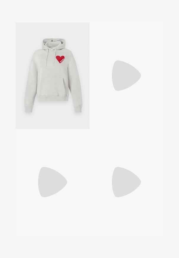 Hoodie cinza claro com bolso frontal, cordões ajustáveis e gráfico de um coração vermelho no peito com a palavra "FUTURO" dentro.; Fatos de ganga de cintura alta e perna larga, feitos de denim azul-escuro, com fecho de botão, cinco bolsos e um desgaste subtil nas coxas.; Mocassins de couro preto com um acabamento texturizado, apresentando uma faixa retangular na parte superior e um design de sola robusta e dentada.; Mala de mão branca em pele com uma forma curva, apresentando um logo "CK" em relevo na frente e uma alça de ombro única. Fecho com zíper na parte superior.