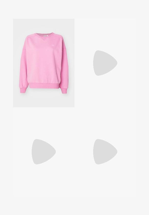 Roze sweatshirt gemaakt van zachte, textuurstof. Beschikt over een V-halslijn, verlaagde schouders en ribgebreide manchetten en zoom. Subtiel logo-detail op de borst.; Bruine fleece broek met een all-over zwart luipaardprint, voorzien van een elastische tailleband en een relaxed, wijd pootontwerp.; Groene bomberjack over een lichtgele polo, gecombineerd met losse blauwe jeans en witte sneakers. Glad materiaal, ontspannen pasvorm, minimale hardware.; Zwarte, met rits afgesloten schoudertas van een glad materiaal, met een platte vorm, een enkele schouderriem en een klein logoaccent. Minimalistisch ontwerp.; Zilveren oorbellen in de vorm van een gladde, gepolijste ring. Ronde vorm met een veilige kliksluiting. Lichtgewicht ontwerp, geschikt voor dagelijks gebruik.