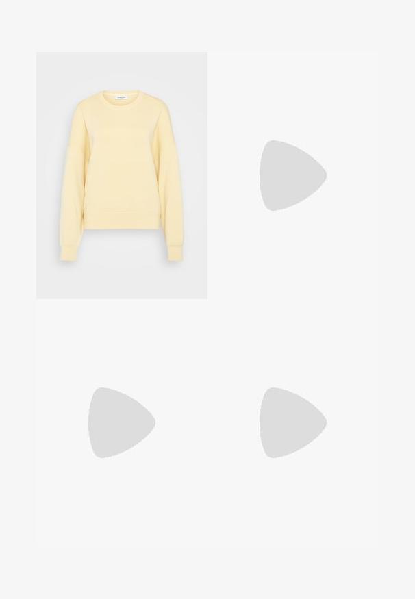 MSCH Copenhagen DALVINA IMA Q - Sweatshirt - reed yellow; Videbeinete blå denimbukser med høy midje, kontraststing, og sidelommer, med et klassisk fem-lommers design og rå kanter.; Lys grønne sneakers med en tekstureret overflade, der har tre hvide striber, en cremefarvet gummisål og snørebåndsdesign. Bæret med lyse strømper.; Beige håndveske laget av mykt materiale, med en slapp design, sydd detaljer og to skulderstropper. Passer for daglig bruk.