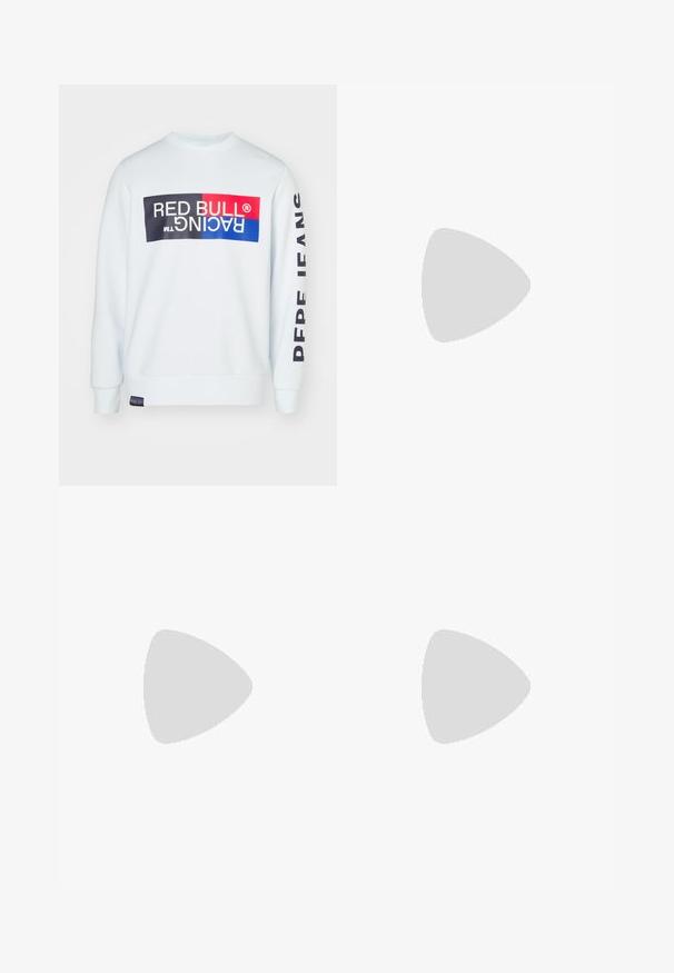 Vit sweatshirt med rund halsringning, med en stor flerfärgad Red Bull Racing-logotyp framtill och texten "FANS" på ärmen.; Ljusblå denimjeans med rak bendesign, midjehög midja, fem fickor samt knapp- och dragkedjestängning.; Svarta sneakers med en kombination av texturerade och släta material, framträdande snörning och en kraftig sula, tillsammans med mörka jeans.; Tre-lager silvermetallhalsband med eleganta, flexibla kedjor med en svag glans, säkrad med ett kräftklämma och justerbar kedja.