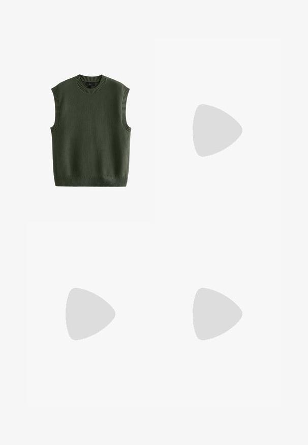 Next REGULAR FIT CREW NECK - Trui - green; Grijze op maat gemaakte broeken met een gladde textuur, voorzien van een enkele achterzak en een slim fit ontwerp. De stof heeft een subtiel patroon.; Zwarte leren instappers met een gladde afwerking, voorzien van een voorste banddetail en een stevige rubberen zool met gegroefde accenten.; Zwarte rechthoekige zonnebril met donkere lenzen, voorzien van een dik montuur, subtiele accenten aan de zijkanten en zonder zichtbare logo's behalve de merknaam.; RVS horloge met een zwarte wijzerplaat, lumineuze indexen en een datumvenster. Beschikt over een roterende bezel en een zilveren metalen band.