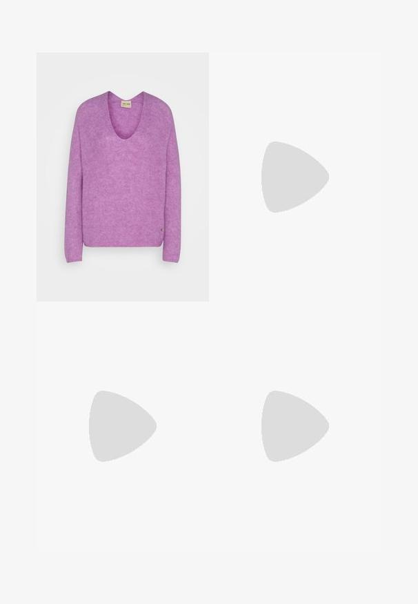 Mos Mosh THORA V-NECK - Pulover - iris orchid; Temno modri široki kavbojke iz denima z visokim pasom, ki imajo oranžne šive, pet žepov in gumba za zapiranje.; Rjavi usnjeni kauboj čevlji s koničastim nosom, vezenimi vijugastimi vzorci na zgornjem delu in zloženim kvadratnim peto. Imajo zanko za enostavno obuvanje.; Rde očala s kvadratnim okvirjem in rjavimi lečami. Debeli, sijoči okvirji ter tanki ročaji z manjšimi detajli na strani za vizualno zanimivost.; Srebrne uhane v obliki obroča z minimalističnim dizajnom. Krožna oblika, gladka tekstura in tanek profil. Lahki s poliranim zaključkom.