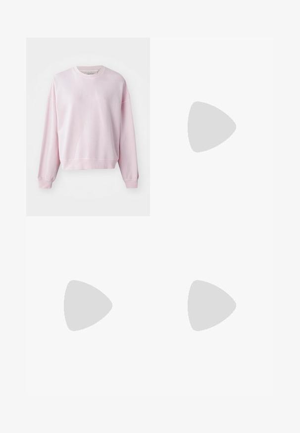 Svetloružový sweatshirt s okrúhlym výstrihom, spustenými ramenami a rebrovanými manžetami. Vyrobený z mäkkej bavlny, s jemne vyšitým logom na prednej strane.; Dlhé modré džínsy so širokými nohavicami a vysokým pásom, s kontrastným prešívaním a bočnými vreckami, s klasickým dizajnom piatich vreciek a surovými lemami.; Biele tenisky s čiernymi pruhmi a béžovými semišovými detailmi. Majú textúrovanú gumovú podrážku a ploché biele šnúrky, kombinované s svetlými ponožkami.; Zlaté kruhové náušnice s hladkým, lesklým povrchom. S polkruhovým tvarom a bezpečným zapínaním na kolík.