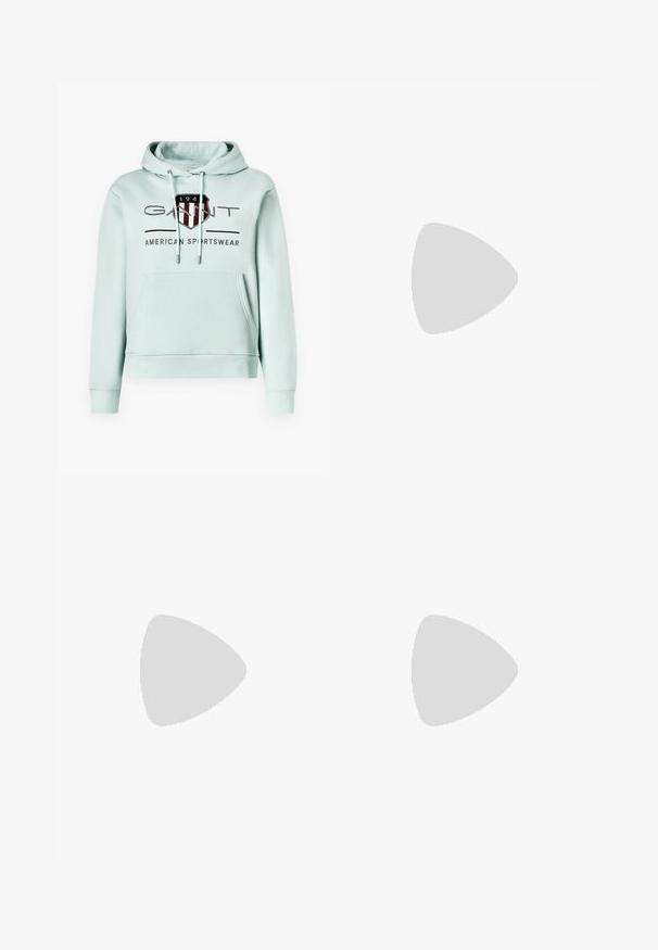 Licht mintgroene hoodie van zachte katoen, met een voorzak, verstelbare koordjes en een prominent logo met rode en blauwe accenten.; Calvin Klein Jeans, hoge taille witte denim broek, rechte pijpen, gestructureerde afwerking, vijf zakken, zilveren hardware accenten, vintage ontwerp.; Witte leren sneaker met een ronde neus, platte zool en zwart hakaccent. Bevat het Calvin Klein-logo in het zwart aan de zijkant en een reliëf merknaam.; Zwarte leren schoudertas met een zachte textuur, driehoekige vorm en verstelbare schouderriem, gecombineerd met een lichtblauw gestreept shirt en witte broek.