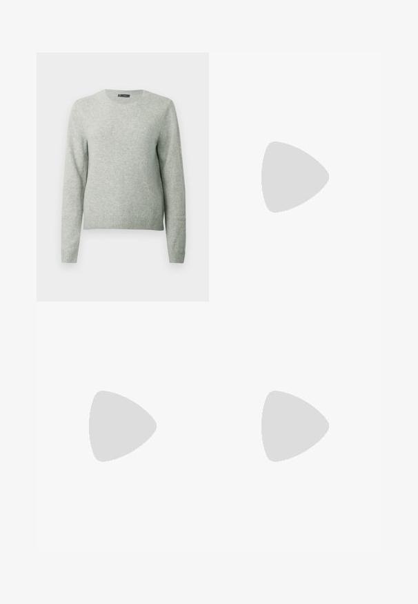 Hellgrauer langärmeliger Rundhals-Pullover mit gerippten Bündchen und Saum, vor einem schlichten weißen Hintergrund präsentiert.; Grüne weit geschnittene Hosen aus glattem Stoff. Mit Falten an der Vorderseite, einer Knopfverschluss und Gürtelschlaufen.; Schwarze Lederplateauschuhe mit klobigem Blockabsatz, runder Zehenpartie und traditionellem Schnürdesign. Verfügt über eine glatte Textur und minimale Details.; Schwarze Leder-Hobo-Tasche mit einer glatten Textur, geschwungener Form und einem einzelnen verstellbaren Tragegurt; verfügt über eine weite Öffnung am oberen Ende.