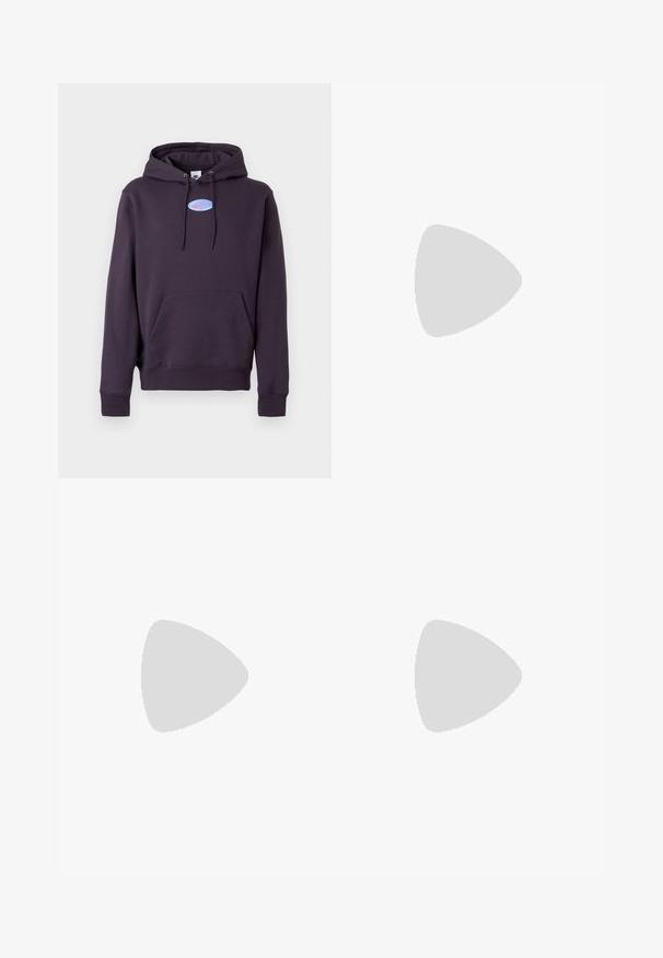 Hoodie roxo escuro com bolso frontal e cordões, apresentando um pequeno logótipo oval azul da Nike com um swoosh rosa no peito.; Calças de fato de treino pretas, com cintura elástica e um corte solto, com punhos nas pernas, textura suave e sem padrões visíveis ou detalhes de metal.; Sapatilha Nike Air Max 90 branca com parte superior em malha e couro, caixa de dedos perfurada e uma unidade de ar visível no calcanhar.; Óculos de sol pretos com acabamento mate, lentes retangulares, leve curvatura nas hastes, detalhe sutil do logo e lentes de cor fumada.