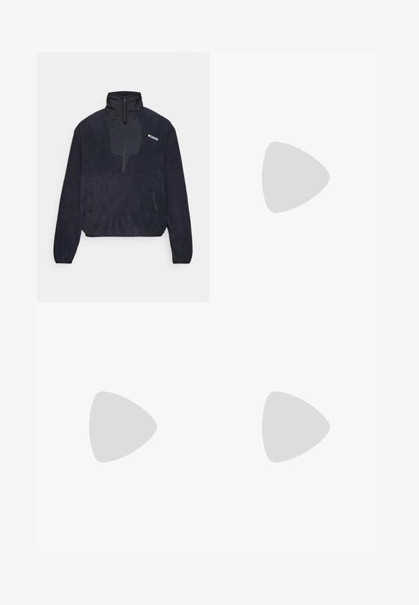 Fleece mikina v námořnické modři s vysokým límcem, půlzipem na přední straně, dvěma bočními kapsami na zip a hladkým povrchem. Logo Columbia na hrudi.; Beige bavlněné tričko s uvolněným střihem, kulatým výstřihem, krátkými rukávy a malou čtvercovou nášivkou na levé části hrudi.; Modré vysoké široké džíny s předním zapínáním na knoflík a kapsami, se světlou texturou na stehnech a rovnými lemy.; Beige tenisky s texturovanými krémovými panely a hnědými pruhy, kombinované s modrými džínovými kalhotami. Džínsy mají široké nohavice a roztrhaný lem.