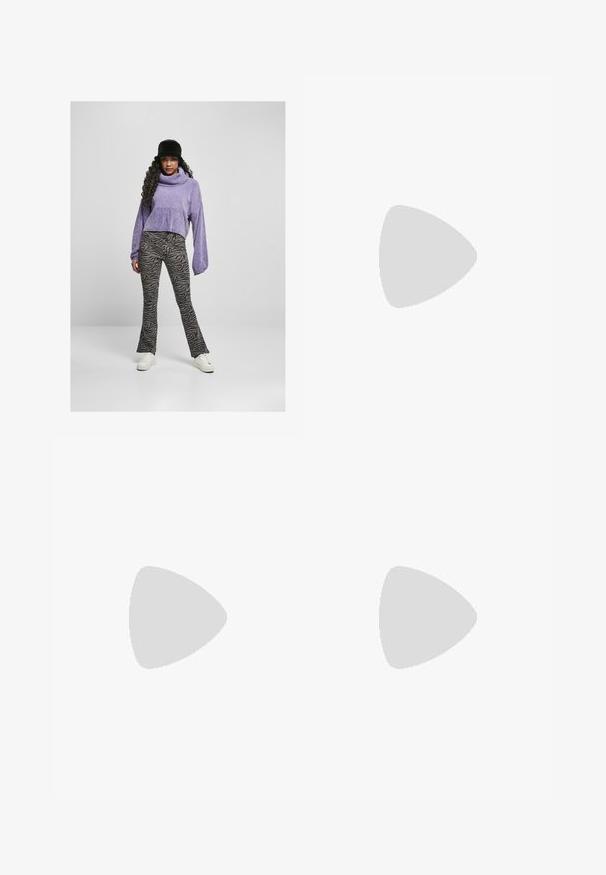 Pull court violet avec col roulé, associé à un pantalon évasé à imprimé zèbre noir et gris, et des baskets blanches. Chapeau seau noir.; Pantalons de sport navy avec une taille élastique, jambes droites et zippers sur les côtés. Présente des passepoils blancs le long des côtés. Texture de tissu lisse.; Bottines en suède beige avec bout rond, détails cousus, tirant à l'arrière et semelle en caoutchouc texturé. Conçues pour le confort et la chaleur.; Lunettes écaille de tortue avec de grandes montures rectangulaires, dotées de verres réfléchissants et de branches fines, portées sur un fond neutre.