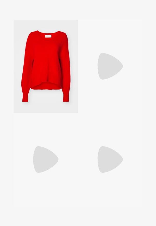 Pull en tricot rouge avec un col en V, des manches longues et une coupe décontractée. Tissu texturé et ourlet côtelé, avec une étiquette à l'intérieur du col.; Jeans en denim bleu clair avec une coupe droite, un design à cinq poches et un bouton pression. Présentent une légère décoloration et des coutures orange en accent.; Bottines en suede beige avec une texture douce, des détails cousus et une semelle en caoutchouc, dotées d'un talon en boucle pour un enfilage facile.; Sac fourre-tout en suede marron avec deux longues poignées, présentant une texture lisse, un design simple, et sans matériel ni accents visibles.