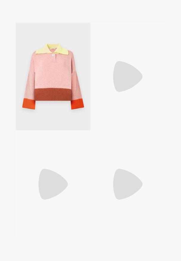 Maglione lavorato a maglia con colletto giallo, corpo rosa e maniche a blocchi di colore arancione e marrone. Vestibilità comoda con dettaglio a bottoni.; Jeans neri in denim a gamba larga con una cintura a motivo houndstooth. Presentano tasche frontali e chiusura con bottone. Texture usurata.; Scarpe nere in pelle verniciata con punta affilata, tacco a blocco e cinturino alla caviglia, abbinate a scaldamuscoli grigi a coste e una gonna in suede marrone.; Borsa beige strutturata con forma arrotondata, bordo sfrangiato lungo i lati e una tracolla corta per il trasporto. Apertura con zip nella parte superiore.