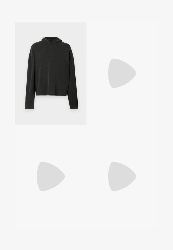 Sweatshirt à capuche gris foncé avec des manches longues, une coupe légèrement raccourcie et une finition en tissu doux et texturé. Design simple sans motifs.; Pantalons en lin beige clair avec une taille élastique et un cordon de serrage. Design à jambe droite avec une texture lisse et un léger rétrécissement aux chevilles.; Baskets en daim beige avec des accents en cuir blanc et des semelles en caoutchouc marron. Présentent un bout rond, des lacets et un logo doré sur le côté.; Lunettes de soleil rectangulaires noires avec des verres verts, dotées d'une finition mate, de branches droites et du logo Ray-Ban sur le côté.
