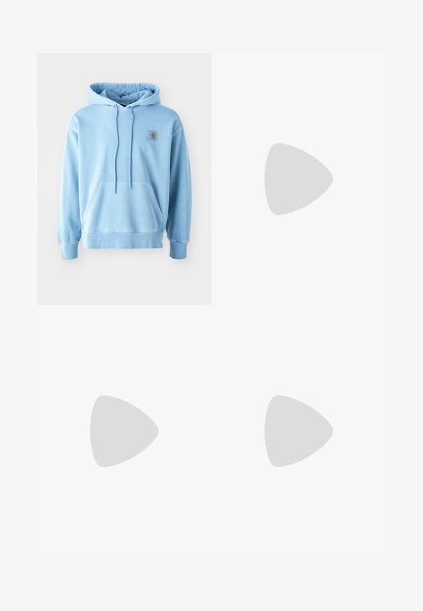 Felpa leggera blu chiaro in morbido tessuto, con tasca a marsupio frontale, cordini e un'etichetta logo quadrata sul lato sinistro del petto.; Jeans in denim azzurro chiaro con design a gamba dritta, caratterizzati da una vita media, cinque tasche e chiusura con bottone e zip.; Mocassino in pelle nera con un'accento a frange, dotato di una suola nera spessa e cuciture gialle lungo il bordo. Finitura testurizzata.; Collana in metallo argentato a tre strati caratterizzata da catene sottili e flessibili con una leggera lucentezza, fissata con un gancio a molla e una catena regolabile.