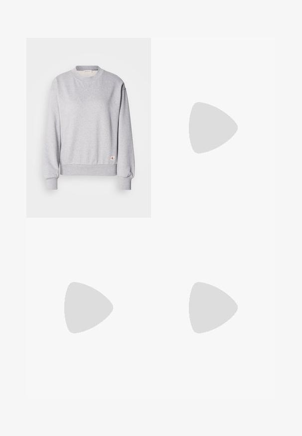 Sudadera de algodón gris con cuello redondo, puños y cinturilla acanalados. Presenta una pequeña etiqueta con el logotipo en el lado inferior. Textura suave.; Jeans de pierna ancha en azul claro, confeccionados en denim, con una cintura alta, un lavado desgastado y un sutil patrón de tie-dye en la parte delantera.; Zapatilla baja blanca con talón negro, suela de plataforma, cordones y logotipo "CK" de Calvin Klein en el lado.; Pendientes de aro plateados con un diseño texturizado que presenta estrías verticales. Forma circular con un cierre de seguridad. Acabado suave.