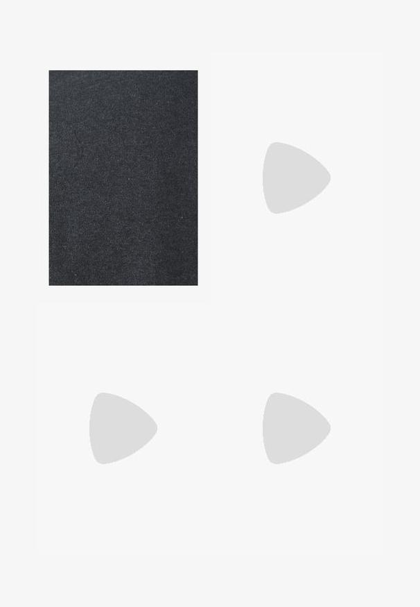 Tessuto di cotone nero con una texture liscia, caratterizzato da un motivo a maglia uniforme e privo di decorazioni visibili o dettagli in metallo.; Jeans in denim nero con design a gamba dritta, cinque tasche e passanti per cintura, caratterizzati da una texture leggermente sbiadita e cuciture a contrasto.; Mocassini in pelle nera con finitura liscia, dotati di un dettaglio di cinturino anteriore e di una suola in gomma spessa con accenti scanalati.; Orologio analogico argento con cassa ottagonale, quadrante grigio, indicatori delle ore argentati e bracciale in acciaio inossidabile. Design minimalista con texture liscia.