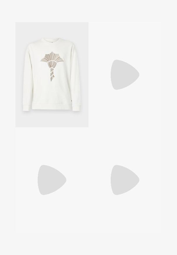 Sudadera blanca de pullover con un diseño floral beige texturizado y estilizado en el centro. Presenta un escote redondo y puños acanalados.; Pantalones negros ajustados con corte recto, hechos de tejido suave. Presentan trabillas y detalle de pliegue en la parte frontal.; Mocasines de cuero negro con puntera redondeada, detalle de costura elevada en el empeine y suela de goma plana. Textura suave, diseño clásico.; Maletín de cuero negro marino con dos asas superiores y una correa desmontable. Presenta un acabado texturizado, costura vertical y detalle del logo.