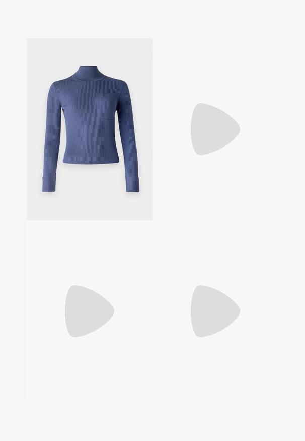 Maglione a collo alto a coste di colore blu profondo. Presenta maniche lunghe, un design aderente e una piccola tasca frontale. Tessuto morbido e materiale elastico.; Gonna midi bianca in maglia con un motivo testurizzato a righe verticali e dettagli a taglio vicino all'orlo. Vita elasticizzata. Materiale morbido.; Pantofole da balletto nere in pelle con punta arrotondata, texture liscia, dettagli di cucitura minimi e design con suola flessibile.; Borsa a tracolla in pelle marrone con chiusura a pattina, hardware color oro, tracolla e una finitura liscia. Forma rettangolare compatta.