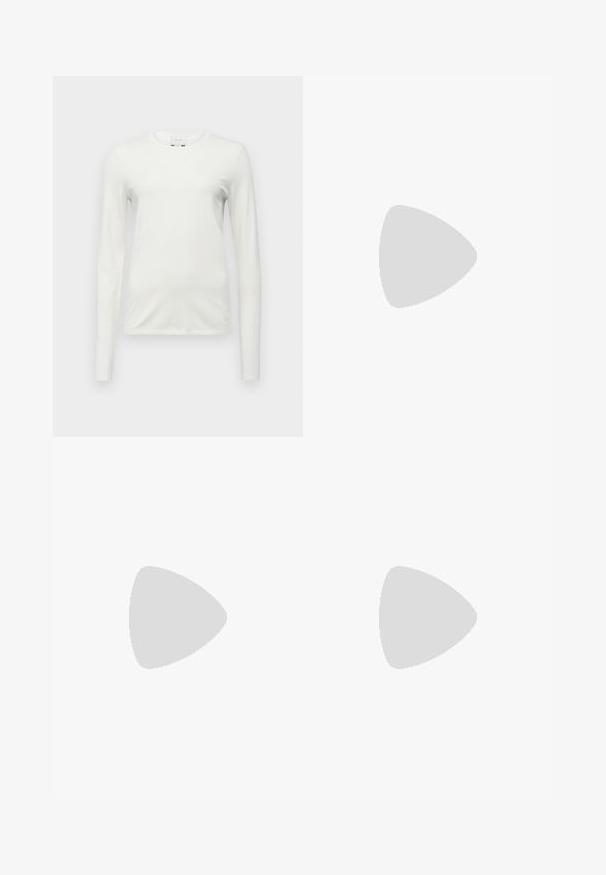 Calvin Klein COMFORT CREW-NECK - Džemperis - egret; Balti pločio kelnės su elastinga juosta, dekoruotos kontrastingu Calvin Klein logotipu. Pagamintos iš lygaus audinio, jos suteikia laisvą prigludimą.; Šviesiai mėlynos šlepetės, pagamintos iš sklandžiai gumos, su iškilusiu logotipu ant dirželio ir lygiu, tekstūruotu padu.; Balta rankinė su tekstūruotu, siūtu dizainu. Yra plona, nuimama juosta ir sidabrinės spalvos akcentas priekyje.