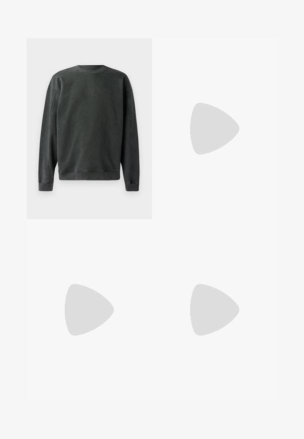 Mørkegrå sweatshirt med rund hals, ribbede manchetter og kant. Har et lille broderet design i midten. Blødt, struktureret stof.; Han Kjøbenhavn CARGO TROUSERS - Cargobukser - dark brown; Sorte læderloafers med en glat overflade, rund tå og en dekorativ strop over vampen. Lav hæl med stabeldesign, minimalistisk stil.; Sort læder crossover taske med klaplukning, sølvfarvet hardware og to runde accenter. Har en aftagelig rem. Glat tekstur.