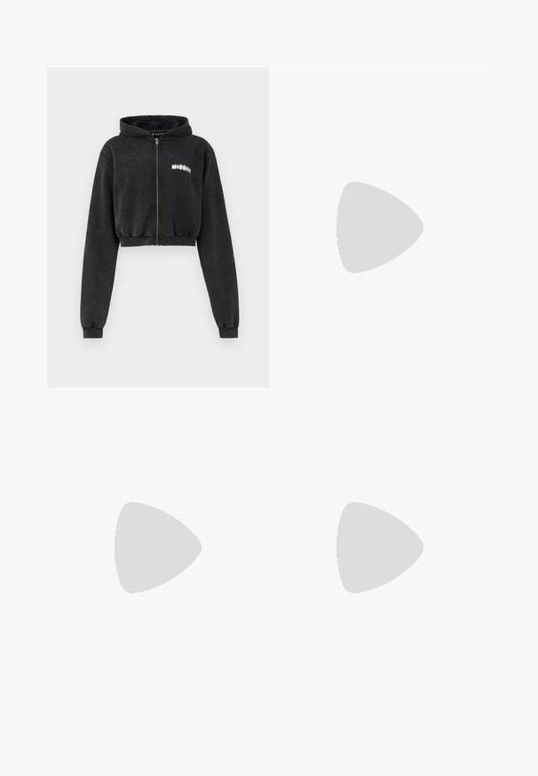 MISBHV COMMUNITY CROPPED ZIPPED HOODIE - Mikina so zipsom - washed black; Čierne nohavice so strihom rovného strihu, s prednými vreckami a bočnými rozparkami na leme. Vyrobené z mäkkej, hladkej tkaniny. Vhodné na rôzne príležitosti.; Čierne lakované sandále na podpätku so štvorcovou špičkou, navlečenými remienkami okolo členku a striebornými prackami. Disponujú masívnym blokovým podpätkom pre stabilitu.; Čierna kožená taška na rameno s hladkým povrchom, obdĺžnikovým tvarom a dvoma dlhými uchami. Bez viditeľného kovania alebo ozdôb.