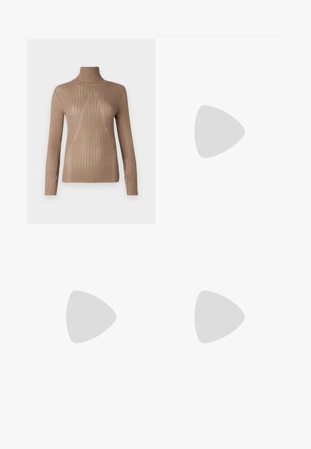 Bež pulover s turtleneck iz ribane tkanine in dolgimi rokavi, ki vsebuje triagonalni vzorec šivanja spredaj za dodaten poudarek.; Sive hlače širokega kroja iz džinsa z visokim pasom, zbledelim izgledom, petimi žepi in zadrgo, zapirajočo se na gumb.; Črne usnjene balerinke z zaobljenim nosom, gladko teksturo, minimalnimi šivi in fleksibilno zasnovo podplata.; Rjava usnjena torbica s poklopcem, zlato obarvani okovi, naramnica in gladka tekstura. Kompaktna pravokotna oblika.