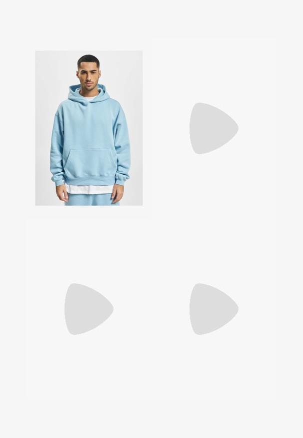 Hoodie bleu clair en tissu doux, doté d'une poche kangourou, d'une capuche avec cordon de serrage et de poignets côtelés. Superposé sur une chemise blanche.; Pantalons blancs à jambes larges avec plis à l'avant, fermeture à un seul bouton et poches latérales. Texture lisse et design ajusté.; Sandales en suède noir avec deux sangles réglables, boucles en argent et semelle en liège. Présente une semelle noire texturée pour une meilleure adhérence.; Lunettes de soleil noires rectangulaires avec une finition brillante, des verres foncés, et un accent en or sur la branche présentant le logo.