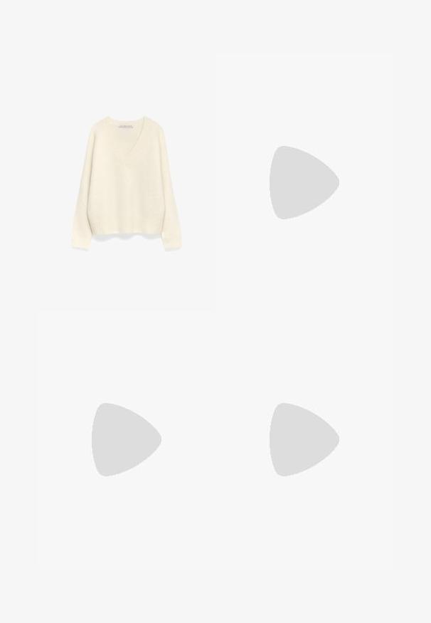 Pull en V crème en tissu doux et texturé. Présente des poignets et un ourlet côtelés, avec une coupe décontractée et oversized.; Pantalons larges marron avec une texture lisse, dotés d'une taille haute et de plis à l'avant. Le tissu est léger et tombe de manière fluide.; Sandale à talon haut en cuir verni marron avec une bride de cheville, bout ouvert et un design épuré et minimaliste. Présente un talon carré.; Sac en cuir marron avec un haut froncé et une bandoulière en chaîne. Texture lisse avec une finition brillante et des coutures subtiles sur les côtés.