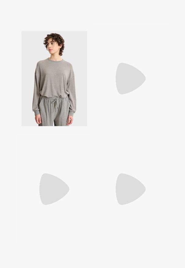 Ung person med kort, lockigt hår, klädd i en oversized ljusgrå tröja och matchande dragbandsbyxor, ser åt sidan.; Burgundy högmidjade jeans med rak bendesign, som har framfickor, knappstängning och detaljer i kopparfärg.; Bershka Sandaletter - black; Sköldpaddsmönstrade solglasögon med rektangulära linser, tjocka bågar och mörkt tonade linser. Slät yta och minimalistisk design.