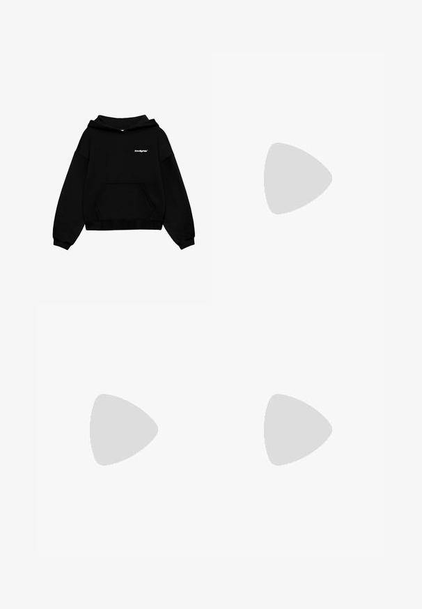 LOW LIGHTS STUDIOS® BASIC LOGO HOODIE - Sweatshirt - black; Weißes Baumwoll-T-Shirt mit kurzen Ärmeln, Rundhalsausschnitt und lockerer Passform. Glatte Textur, keine Muster oder akzentuierenden Elemente.; Hochwaisted, weit geschnittene schwarze Denim-Jeans verfügen über ein Fünf-Taschen-Design und einen Knopfverschluss. Der Stoff hat eine weiche, strukturierte Oberfläche.; Weißer Sportschuh mit Mesh-Obermaterial, navyblauen Akzenten und gepolsterter Sohle. Verfügt über das "N"-Logo, Schnürsenkel und eine strukturierte Detailverarbeitung an der Seite.