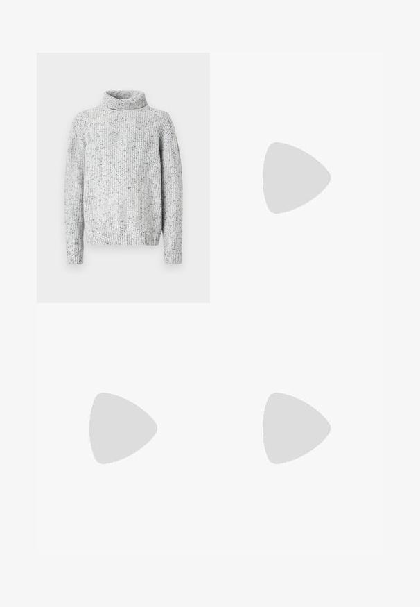 Maglione a dolcevita a costine grigio chiaro con motivo maculato nero e maniche lunghe su sfondo bianco.; Pantaloni della tuta grigi in morbido tessuto con vita elasticizzata e coulisse; presentano un taglio dritto e dettagli di cucitura minimi.; Sneaker nere basse con strisce bianche, lacci neri, suola nera texturizzata e accentuazione bianca sul tallone, marchiato "JACK & JONES" sul lato.; Fanny pack in suede grigio con forma arrotondata, due scomparti con cerniera e tracolla regolabile. Presenta dettagli in metallo.