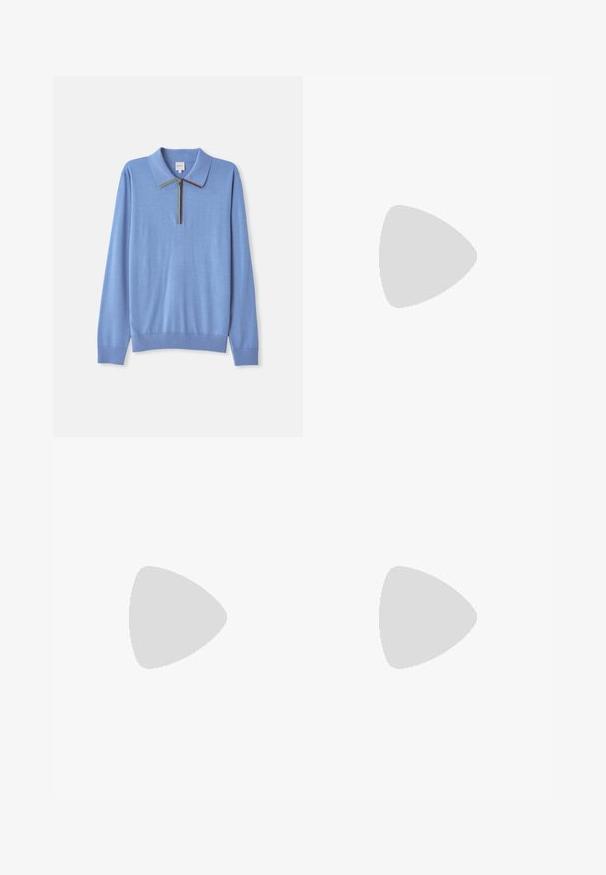 Ljusblå tröja med långa ärmar, krage och dragkedja som har en flerfärgad randig detalj längs kragen.; Vit långärmad skjorta i mjukt tyg, med krage som knäpps ner och framknappar samt en rak skärning vid fåll.; Mörkblå denimjeans med rak benklippning, med orange sömmar, knäppning med knapp och två framfickor med kontrasterande nitar.; Svarta läderloafers med rund tå, prydda med guldfärgad detalj och sömnadsdetaljer, placerade på en låg, texturerad gummisula.