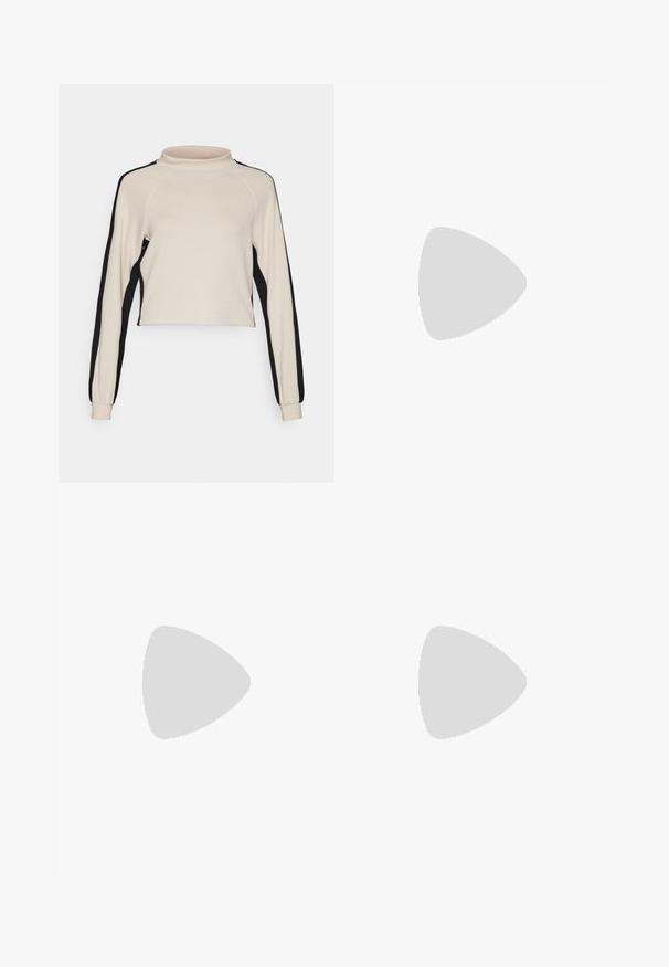 ONLY Play ONPKAM LIFE SHORT - Sweater - pumice stone/black; Witte mouwloze crop top van gladde stof, met een ronde halslijn en een open rugontwerp, voorzien van nette stiksels langs de randen.; Zwarte hoge taille legging van rekbaar materiaal, met een gladde textuur en subtiele logo-details, gecombineerd met witte sportschoenen.; Bordeaux sportieve schoen met een bovenwerk van mesh, zwarte accenten en een gewatteerde witte zool. Voorzien van een vetersluiting en een trekband aan de hiel.